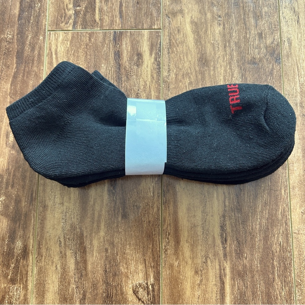 NWOT 4 pairs True Religion men's ankle socks pack black red logo